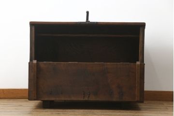 アンティーク家具　アジアン家具　希少!!　李朝　朝鮮美術　松材　無垢材　金具の立派なバンダチ(バンダジ、半閉櫃、銭箱、李朝箪笥、時代箪笥、収納箪笥、収納棚、サイドボード)(R-068943)