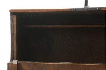 アンティーク家具　アジアン家具　希少!!　李朝　朝鮮美術　松材　無垢材　金具の立派なバンダチ(バンダジ、半閉櫃、銭箱、李朝箪笥、時代箪笥、収納箪笥、収納棚、サイドボード)(R-068943)