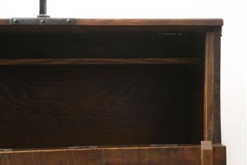 アンティーク家具　アジアン家具　希少!!　李朝　朝鮮美術　松材　無垢材　金具の立派なバンダチ(バンダジ、半閉櫃、銭箱、李朝箪笥、時代箪笥、収納箪笥、収納棚、サイドボード)(R-068943)