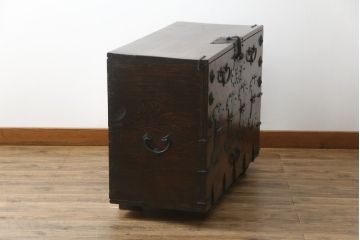 アンティーク家具　アジアン家具　希少!!　李朝　朝鮮美術　松材　無垢材　金具の立派なバンダチ(バンダジ、半閉櫃、銭箱、李朝箪笥、時代箪笥、収納箪笥、収納棚、サイドボード)(R-068943)