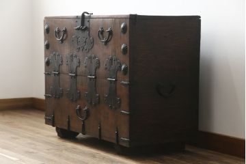 アンティーク家具　アジアン家具　希少!!　李朝　朝鮮美術　松材　無垢材　金具の立派なバンダチ(バンダジ、半閉櫃、銭箱、李朝箪笥、時代箪笥、収納箪笥、収納棚、サイドボード)(R-068943)