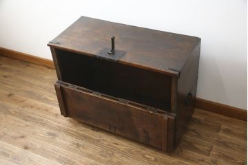 アンティーク家具　アジアン家具　希少!!　李朝　朝鮮美術　松材　無垢材　金具の立派なバンダチ(バンダジ、半閉櫃、銭箱、李朝箪笥、時代箪笥、収納箪笥、収納棚、サイドボード)(R-068943)