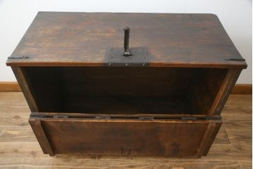 アンティーク家具　アジアン家具　希少!!　李朝　朝鮮美術　松材　無垢材　金具の立派なバンダチ(バンダジ、半閉櫃、銭箱、李朝箪笥、時代箪笥、収納箪笥、収納棚、サイドボード)(R-068943)