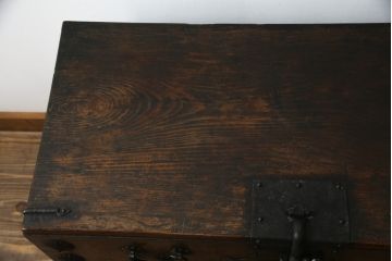 アンティーク家具　アジアン家具　希少!!　李朝　朝鮮美術　松材　無垢材　金具の立派なバンダチ(バンダジ、半閉櫃、銭箱、李朝箪笥、時代箪笥、収納箪笥、収納棚、サイドボード)(R-068943)