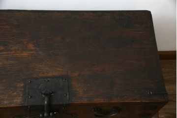 アンティーク家具　アジアン家具　希少!!　李朝　朝鮮美術　松材　無垢材　金具の立派なバンダチ(バンダジ、半閉櫃、銭箱、李朝箪笥、時代箪笥、収納箪笥、収納棚、サイドボード)(R-068943)