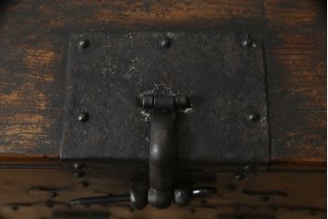 アンティーク家具　アジアン家具　希少!!　李朝　朝鮮美術　松材　無垢材　金具の立派なバンダチ(バンダジ、半閉櫃、銭箱、李朝箪笥、時代箪笥、収納箪笥、収納棚、サイドボード)(R-068943)