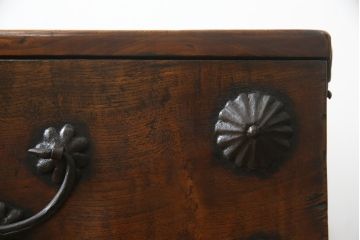 アンティーク家具　アジアン家具　希少!!　李朝　朝鮮美術　松材　無垢材　金具の立派なバンダチ(バンダジ、半閉櫃、銭箱、李朝箪笥、時代箪笥、収納箪笥、収納棚、サイドボード)(R-068943)