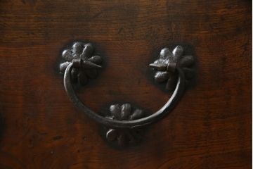 アンティーク家具　アジアン家具　希少!!　李朝　朝鮮美術　松材　無垢材　金具の立派なバンダチ(バンダジ、半閉櫃、銭箱、李朝箪笥、時代箪笥、収納箪笥、収納棚、サイドボード)(R-068943)