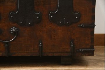 アンティーク家具　アジアン家具　希少!!　李朝　朝鮮美術　松材　無垢材　金具の立派なバンダチ(バンダジ、半閉櫃、銭箱、李朝箪笥、時代箪笥、収納箪笥、収納棚、サイドボード)(R-068943)