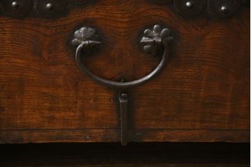 アンティーク家具　アジアン家具　希少!!　李朝　朝鮮美術　松材　無垢材　金具の立派なバンダチ(バンダジ、半閉櫃、銭箱、李朝箪笥、時代箪笥、収納箪笥、収納棚、サイドボード)(R-068943)