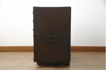 アンティーク家具　アジアン家具　希少!!　李朝　朝鮮美術　松材　無垢材　金具の立派なバンダチ(バンダジ、半閉櫃、銭箱、李朝箪笥、時代箪笥、収納箪笥、収納棚、サイドボード)(R-068943)