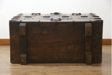 アンティーク家具　アジアン家具　希少!!　李朝　朝鮮美術　松材　無垢材　金具の立派なバンダチ(バンダジ、半閉櫃、銭箱、李朝箪笥、時代箪笥、収納箪笥、収納棚、サイドボード)(R-068943)