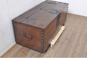 アジアンアンティーク　李朝家具　鋲金具が重厚感を高めるバンダチ(銭箱、トンケ、バンダジ、半閉櫃、収納箱、時代箪笥、李朝箪笥、店舗什器)(R-068944)