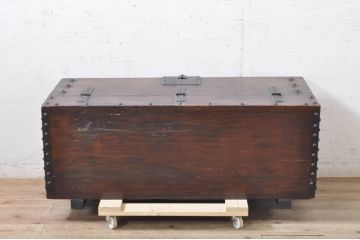 アジアンアンティーク　李朝家具　鋲金具が重厚感を高めるバンダチ(銭箱、トンケ、バンダジ、半閉櫃、収納箱、時代箪笥、李朝箪笥、店舗什器)(R-068944)