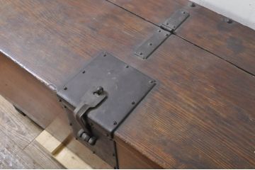 アジアンアンティーク　李朝家具　鋲金具が重厚感を高めるバンダチ(銭箱、トンケ、バンダジ、半閉櫃、収納箱、時代箪笥、李朝箪笥、店舗什器)(R-068944)