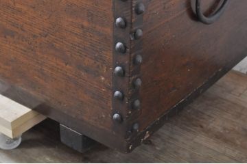 アジアンアンティーク　李朝家具　鋲金具が重厚感を高めるバンダチ(銭箱、トンケ、バンダジ、半閉櫃、収納箱、時代箪笥、李朝箪笥、店舗什器)(R-068944)