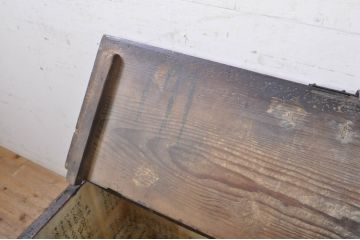 アジアンアンティーク　李朝家具　鋲金具が重厚感を高めるバンダチ(銭箱、トンケ、バンダジ、半閉櫃、収納箱、時代箪笥、李朝箪笥、店舗什器)(R-068944)