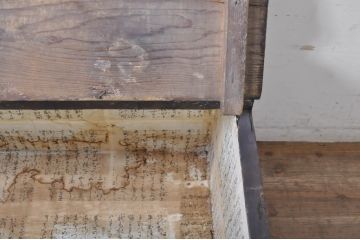 アジアンアンティーク　李朝家具　鋲金具が重厚感を高めるバンダチ(銭箱、トンケ、バンダジ、半閉櫃、収納箱、時代箪笥、李朝箪笥、店舗什器)(R-068944)