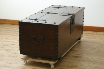 アジアンアンティーク　李朝家具　鋲金具が重厚感を高めるバンダチ　(R-068944)