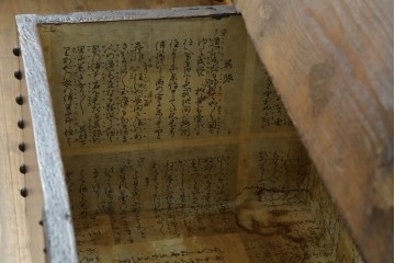 アジアンアンティーク　李朝家具　鋲金具が重厚感を高めるバンダチ　(R-068944)