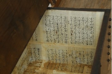 アジアンアンティーク　李朝家具　鋲金具が重厚感を高めるバンダチ　(R-068944)