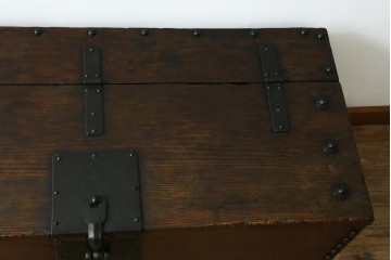 アジアンアンティーク　李朝家具　鋲金具が重厚感を高めるバンダチ　(R-068944)