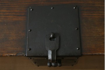 アジアンアンティーク　李朝家具　鋲金具が重厚感を高めるバンダチ　(R-068944)