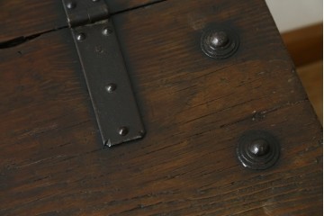 アジアンアンティーク　李朝家具　鋲金具が重厚感を高めるバンダチ　(R-068944)