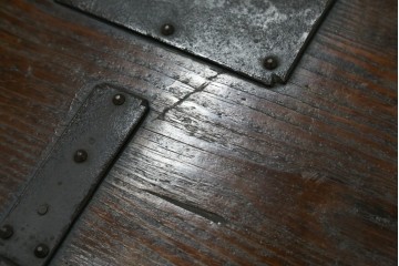 アジアンアンティーク　李朝家具　鋲金具が重厚感を高めるバンダチ　(R-068944)