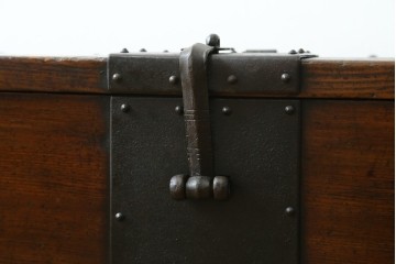 アジアンアンティーク　李朝家具　鋲金具が重厚感を高めるバンダチ　(R-068944)