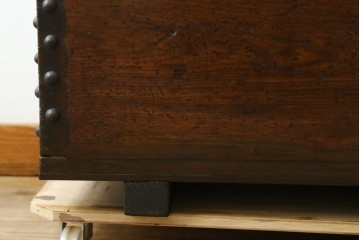 アジアンアンティーク　李朝家具　鋲金具が重厚感を高めるバンダチ　(R-068944)