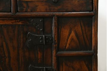 アジアンビンテージ　アンティーク調　深みのある色合いが存在感抜群の李朝箪笥サイドボード(サイドキャビネット、リビングボード、ローボード、李朝タンス、李朝家具、バンダチ、収納棚、戸棚、店舗什器、ヴィンテージ)(R-068945)