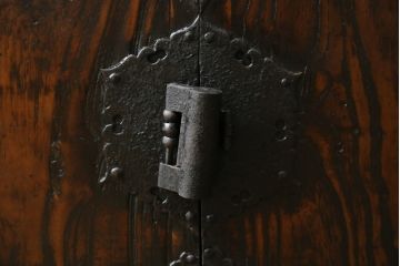 アジアンビンテージ　アンティーク調　深みのある色合いが存在感抜群の李朝箪笥サイドボード(サイドキャビネット、リビングボード、ローボード、李朝タンス、李朝家具、バンダチ、収納棚、戸棚、店舗什器、ヴィンテージ)(R-068945)