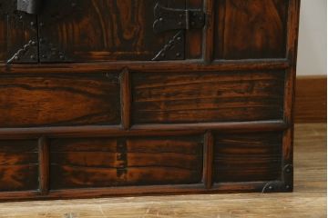 アジアンビンテージ　アンティーク調　深みのある色合いが存在感抜群の李朝箪笥サイドボード(サイドキャビネット、リビングボード、ローボード、李朝タンス、李朝家具、バンダチ、収納棚、戸棚、店舗什器、ヴィンテージ)(R-068945)
