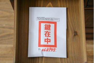 アジアンビンテージ　アンティーク調　深みのある色合いが存在感抜群の李朝箪笥サイドボード(サイドキャビネット、リビングボード、ローボード、李朝タンス、李朝家具、バンダチ、収納棚、戸棚、店舗什器、ヴィンテージ)(R-068945)