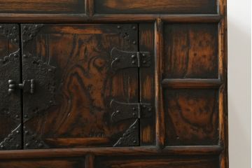 アジアンビンテージ　アンティーク調　深みのある色合いが存在感抜群の李朝箪笥サイドボード(サイドキャビネット、リビングボード、ローボード、李朝タンス、李朝家具、バンダチ、収納棚、戸棚、店舗什器、ヴィンテージ)(R-068946)