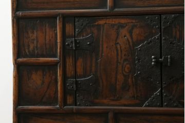 アジアンビンテージ　アンティーク調　深みのある色合いが存在感抜群の李朝箪笥サイドボード(サイドキャビネット、リビングボード、ローボード、李朝タンス、李朝家具、バンダチ、収納棚、戸棚、店舗什器、ヴィンテージ)(R-068946)