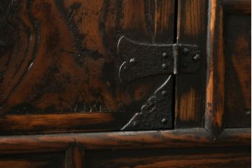 アジアンビンテージ　アンティーク調　深みのある色合いが存在感抜群の李朝箪笥サイドボード(サイドキャビネット、リビングボード、ローボード、李朝タンス、李朝家具、バンダチ、収納棚、戸棚、店舗什器、ヴィンテージ)(R-068946)