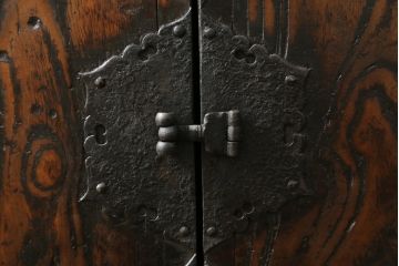 アジアンビンテージ　アンティーク調　深みのある色合いが存在感抜群の李朝箪笥サイドボード(サイドキャビネット、リビングボード、ローボード、李朝タンス、李朝家具、バンダチ、収納棚、戸棚、店舗什器、ヴィンテージ)(R-068946)