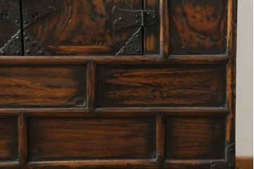 アジアンビンテージ　アンティーク調　深みのある色合いが存在感抜群の李朝箪笥サイドボード(サイドキャビネット、リビングボード、ローボード、李朝タンス、李朝家具、バンダチ、収納棚、戸棚、店舗什器、ヴィンテージ)(R-068946)