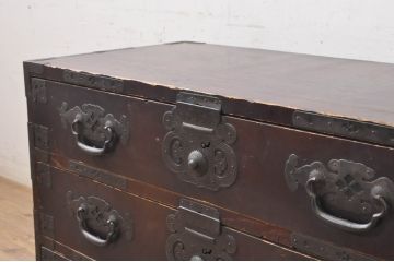 和製アンティーク　特注　松本地方　落ち着いた色合いに巾着金具が目を引く松本衣装箪笥ローボード(時代箪笥、整理タンス、収納たんす、引き出し、ローチェスト、テレビ台、テレビボード)(R-068948)