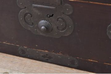 和製アンティーク　特注　松本地方　落ち着いた色合いに巾着金具が目を引く松本衣装箪笥ローボード(時代箪笥、整理タンス、収納たんす、引き出し、ローチェスト、テレビ台、テレビボード)(R-068948)
