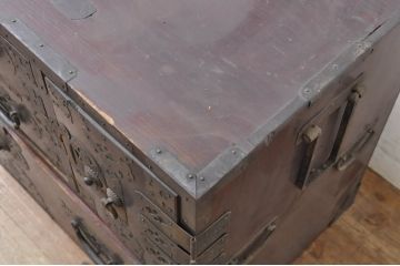 和製アンティーク　特注　松本地方　落ち着いた色合いに巾着金具が目を引く松本衣装箪笥ローボード(時代箪笥、整理タンス、収納たんす、引き出し、ローチェスト、テレビ台、テレビボード)(R-068949)