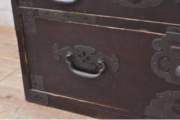 和製アンティーク　特注　松本地方　落ち着いた色合いに巾着金具が目を引く松本衣装箪笥ローボード(時代箪笥、整理タンス、収納たんす、引き出し、ローチェスト、テレビ台、テレビボード)(R-068949)