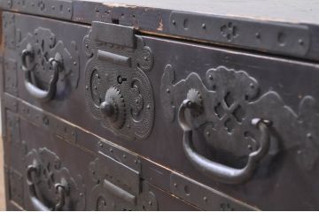 和製アンティーク　特注　松本地方　落ち着いた色合いに巾着金具が目を引く松本衣装箪笥ローボード(時代箪笥、整理タンス、収納たんす、引き出し、ローチェスト、テレビ台、テレビボード)(R-068949)