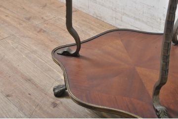 ヨーロッパビンテージ　高級品!!　マホガニー材　真鍮金具の凝ったデザインが空間のアクセントになるサイドテーブル(コーヒーテーブル、カフェテーブル、飾り台、花台、ヴィンテージ)(R-068950)