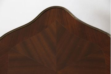 ヨーロッパビンテージ　高級品!!　マホガニー材　真鍮金具の凝ったデザインが空間のアクセントになるサイドテーブル(コーヒーテーブル、カフェテーブル、飾り台、花台、ヴィンテージ)(R-068951)