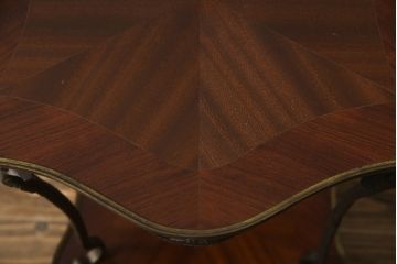 ヨーロッパビンテージ　高級品!!　マホガニー材　真鍮金具の凝ったデザインが空間のアクセントになるサイドテーブル(コーヒーテーブル、カフェテーブル、飾り台、花台、ヴィンテージ)(R-068951)