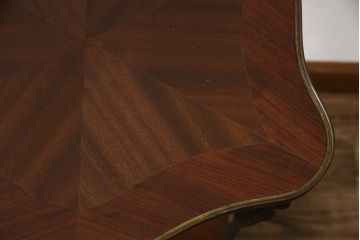 ヨーロッパビンテージ　高級品!!　マホガニー材　真鍮金具の凝ったデザインが空間のアクセントになるサイドテーブル(コーヒーテーブル、カフェテーブル、飾り台、花台、ヴィンテージ)(R-068951)
