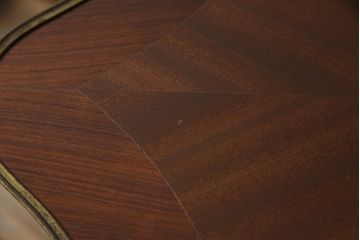 ヨーロッパビンテージ　高級品!!　マホガニー材　真鍮金具の凝ったデザインが空間のアクセントになるサイドテーブル(コーヒーテーブル、カフェテーブル、飾り台、花台、ヴィンテージ)(R-068951)